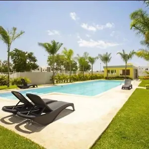 Many's Beach House , Playa del Carmen México
